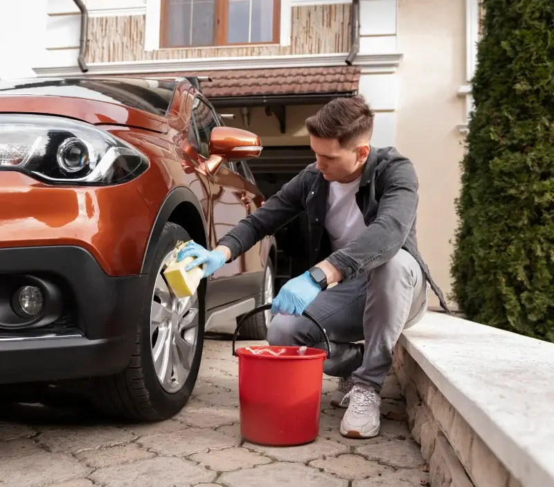 Lavage auto à domicile Chaillé-les-Marais : professionnel intervenant sur un véhicule